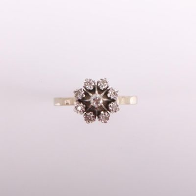 gros plan d'une bague en diamant sur fond blanc