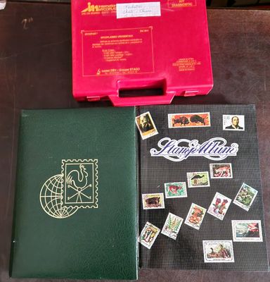 2 classeurs de timbres thématiques chats et chiens + 1 boîte…