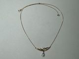 collier plaqué or avec un pendentif en cristal en forme de larme, monté sur une chaîne en or