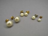 trois paires de boucles d'oreilles en perles et une paire de boucles d'oreilles en or