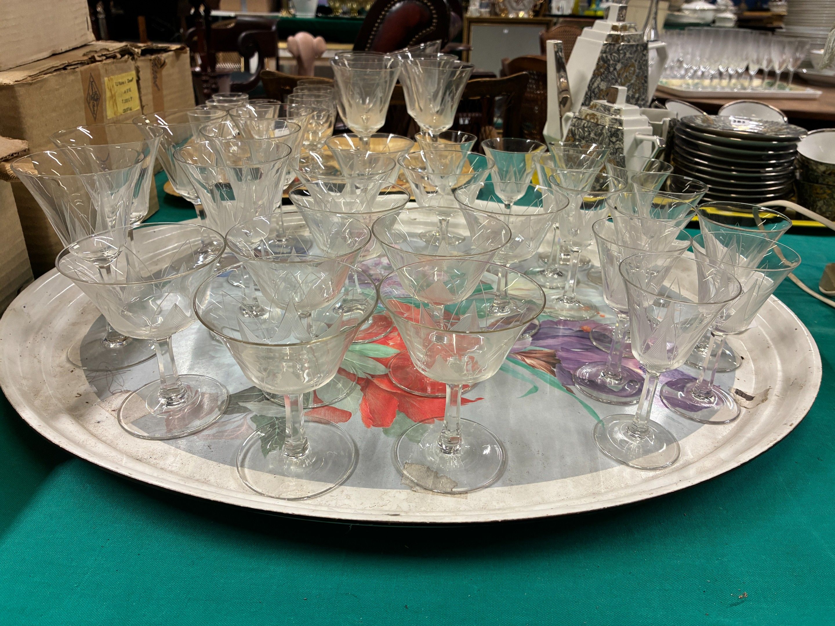 Partie de service de verre en cristal comprenant 4 verres à eau, 6 verres à vin, 12 verres à porto, 9 verres a vin. 1...
