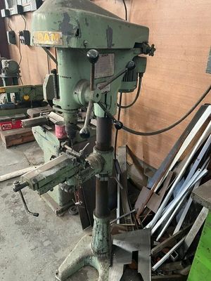l'image d'une machine installée dans un garage