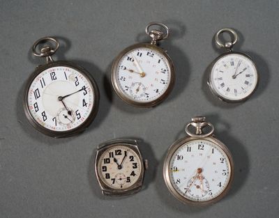 plusieurs types de montres de poche sont exposés sur une table