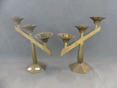 trois bougies posées sur une table