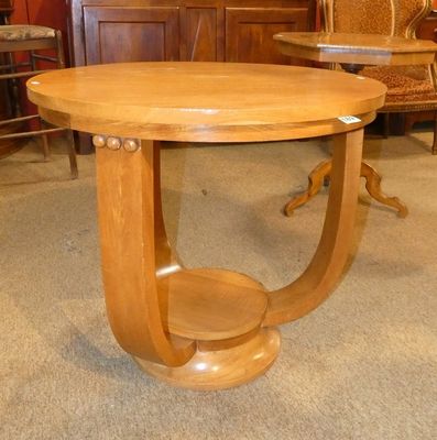 une table en bois avec un piètement en bois dans une pièce