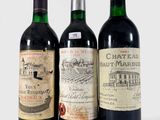 trois bouteilles de vin posées l'une à côté de l'autre sur une table