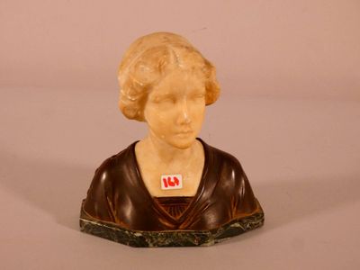 une statue de femme assise sur une table