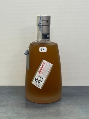 une bouteille d'alcool posée sur un comptoir, avec une étiquette dessus