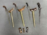 Plusieurs types de couteaux sont exposés sur une surface grise