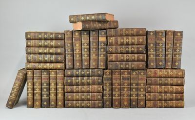 une pile de vieux livres posés les uns sur les autres
