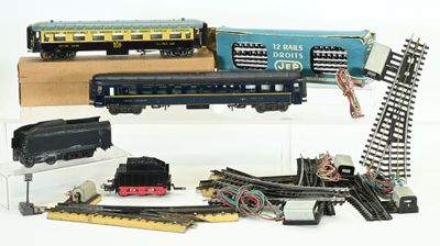 un grand nombre de trains miniatures posés sur une table