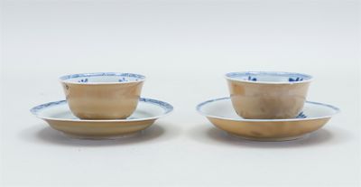 2 tasses et soucoupes en porcelaine, décor floral, extérieur…