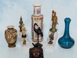 tout un tas de vases et de statues différents sur la table
