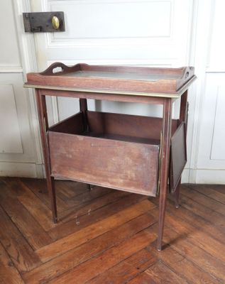 une petite table en bois surmontée d'un tiroir