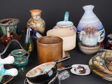 de nombreux types de vases et de bols sur la table