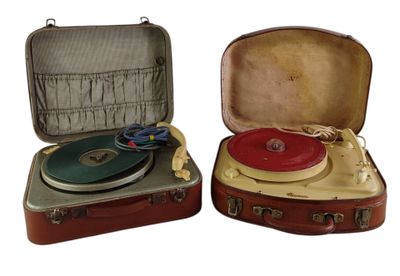 deux valises contenant chacune un tourne-disque