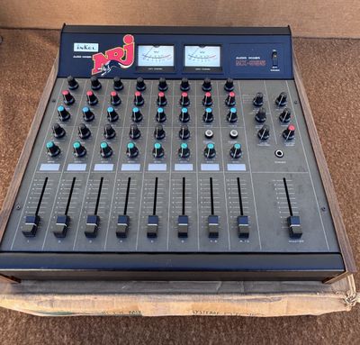 un gros plan d'une console de mixage comportant de nombreux boutons
