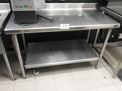 une table de travail en acier inoxydable équipée d'un élément chauffant sur le dessus