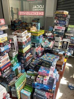 de nombreux jouets et jeux exposés dans un magasin