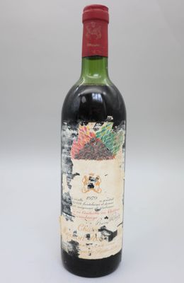 une vieille bouteille de vin posée sur une table blanche