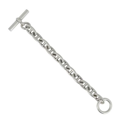 gros plan d'un bracelet en chaîne en argent sur fond blanc