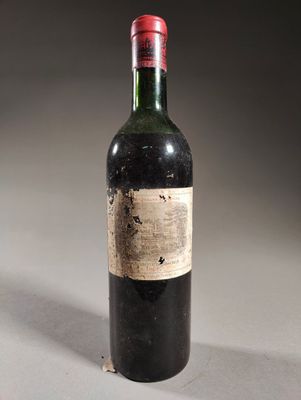 une bouteille de vin posée sur une table