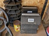 un tas d'outils posés sur une étagère dans un garage