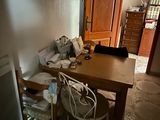 une petite cuisine avec une table et des chaises