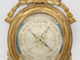 une horloge ancienne avec un cadre doré et un cadran