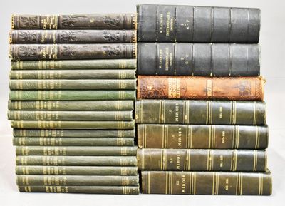 plusieurs vieux livres empilés sur une surface blanche