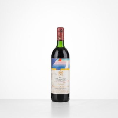 une bouteille de vin rouge posée sur une table