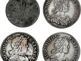 quatre types différents de pièces d'argent sur fond blanc