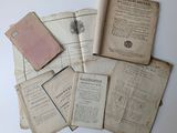 une pile de vieux livres sur une table