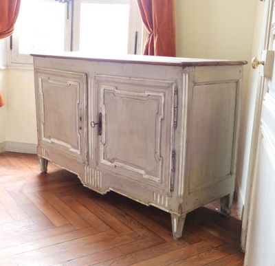 une photo d'une armoire blanche dans un coin d'une pièce