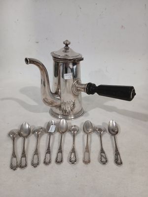 une théière en argent avec des cuillères à côté