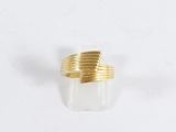 gros plan d'une bague en or sur une surface blanche