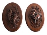 paire de plaques en bois sculpté représentant des oiseaux et des fleurs sur fond blanc