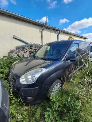 une photo d'une camionnette garée dans l'herbe
