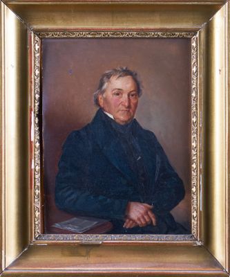 portrait d'un homme en manteau bleu, assis sur une chaise