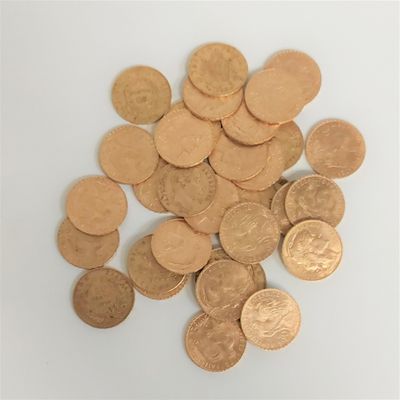 une pile de pièces de monnaie posée sur une surface blanche