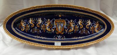 un plateau bleu et or orné d'une bordure dorée