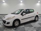 la photo d'une voiture blanche garée dans un garage