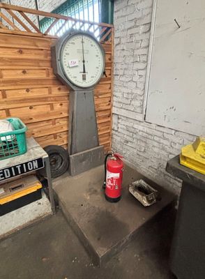 une image représentant une pièce avec une horloge et un extincteur