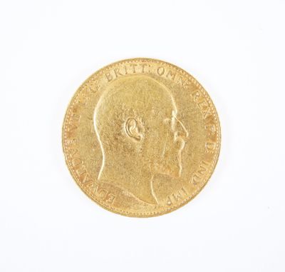 gros plan d'une pièce d'or sur une surface blanche