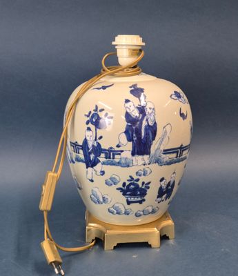 vase bleu et blanc muni d'une cordelette et posé sur un socle