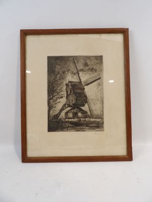une vieille photo d'un moulin à vent, dans un cadre en bois accroché au mur