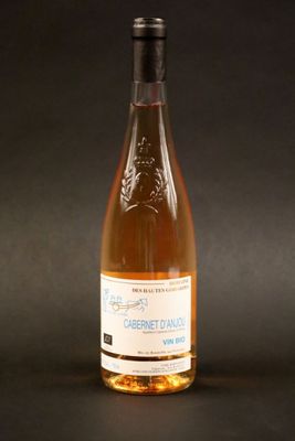 une bouteille de vin posée sur une table