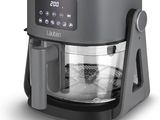 gros plan d'une cafetière sur fond blanc