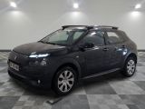 la photo d'une petite voiture noire garée dans un garage