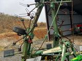un tracteur garé devant un bâtiment